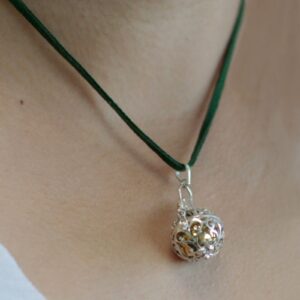 Llamador de ángeles de plata calada con piedra verde facetada y bola dorada