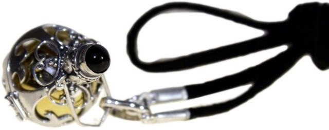Llamador de ángeles de plata con aberturas en forma de llama, bola dorada y cabujón negro