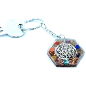 Llavero de orgonita con virutas de cobre, trocitos de piedra de colores y medallón plateado con la flor de la vida