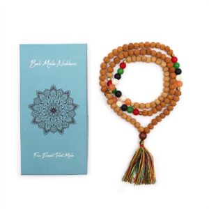 Inicio 20 Mala de semillas de rudraksha con cuentas rojas, verdes, negras, blancas y naranjas y borla multicolor, junto a su caja azul con mandala