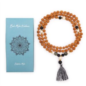 Inicio 18 Mala largo de semillas de rudraksha con cuentas blancas, negras y grises y borla en negro y blanco, junto a su caja azul
