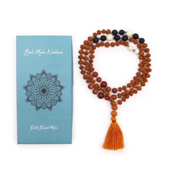 Mala de semillas de rudraksha anudado con hilo naranja, cuentas negras de piedra volcánica, cuentas blancas y marrones y borla naranja, junto a su caja