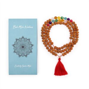 Inicio 19 Mala de semillas de rudraksha con cuentas facetadas de los siete colores de los chakras y borla roja, junto a su caja azul
