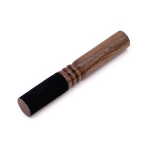 Mazo de madera marrón con dos anillas talladas y la mitad forrada en negro