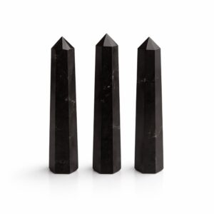 Tres obeliscos de turmalina negra de seis caras sobre fondo blanco; se vende uno