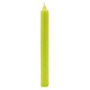 Cinco velas de candelabro largas de color verde lima, de pie sobre fondo blanco