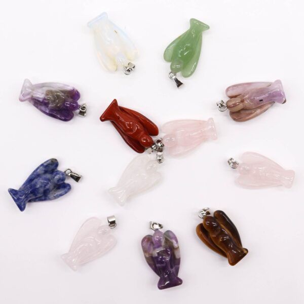 Doce colgantes de ángel de la guarda tallados en piedra con asa plateada: amatista, cuarzo rosa, aventurina, sodalita, ojo de tigre, jaspe rojo, cristal de roca y opalita
