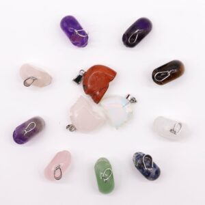 Doce colgantes de calavera tallados en piedra con asa plateada sobre una mano: amatista, cuarzo rosa, aventurina, sodalita, jaspe rojo, cristal de roca y opalita