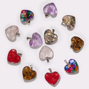 Doce colgantes de corazón con marco de acero y chips de piedra y concha en resina: morados, rojos, ámbar, blancos, nácar y multicolor