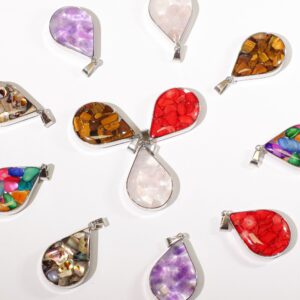 Doce colgantes de lágrima de acero con trocitos de piedra y concha en resina: rojos, morados, blancos, marrones, nácar y multicolor