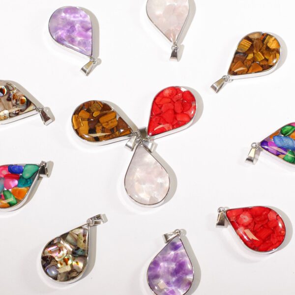 Doce colgantes de lágrima de acero con trocitos de piedra y concha en resina: rojos, morados, blancos, marrones, nácar y multicolor