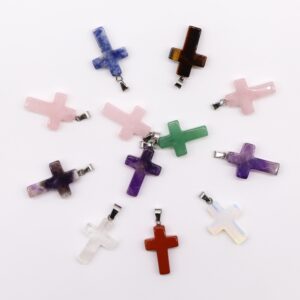 Doce cruces pequeñas de piedra con asa plateada en amatista, cuarzo rosa, aventurina, sodalita, ojo de tigre, jaspe rojo, cristal de roca y opalita