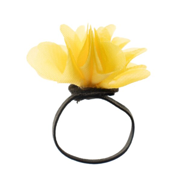 Anillo con flor de gasa amarilla de varias capas sobre banda elástica negra