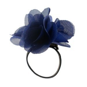 Anillo con flor de gasa azul marino de varias capas sobre banda elástica negra