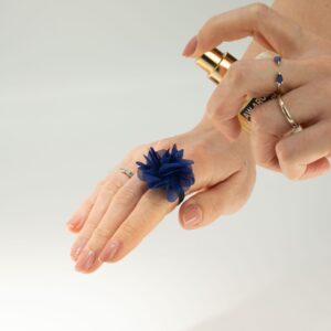 Anillo con flor de gasa azul marino de varias capas sobre banda elástica negra