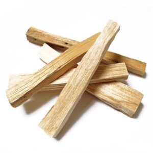 Palitos de palo santo en un cuenco de cerámica sobre mármol blanco