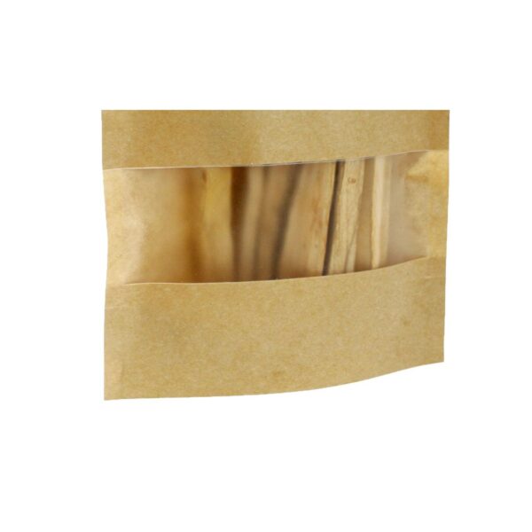 Bolsa de papel kraft con ventana que deja ver los palitos de palo santo