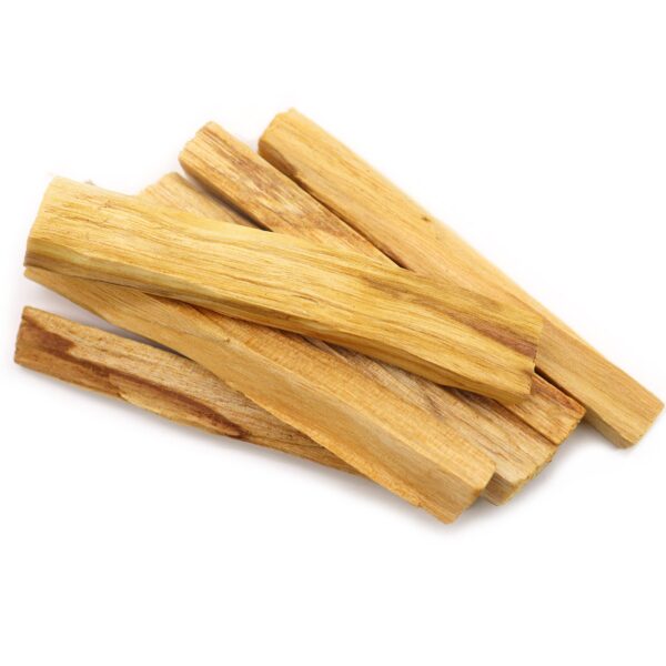Palitos de palo santo de primera calidad, rectos y de forma regular, sobre fondo blanco