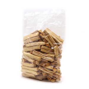 Palitos de palo santo de primera calidad, rectos y de forma regular, sobre fondo blanco