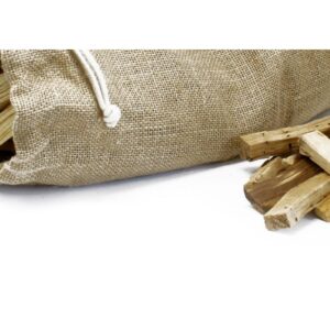 Palitos de palo santo de segunda calidad, de formas y grosores variados, sobre fondo blanco