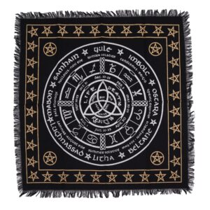 Paño de altar negro con la rueda del año: ocho fiestas paganas, zodiaco y triqueta central en plata, con cenefa de pentagramas dorados y flecos