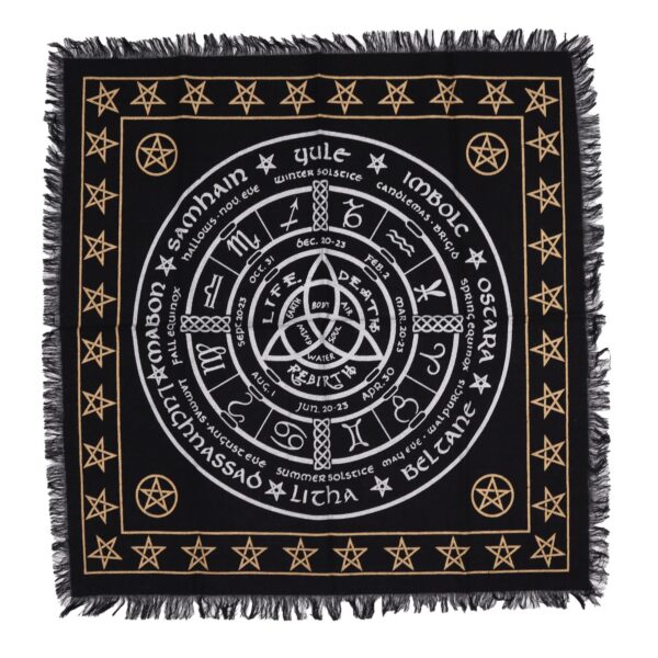 Paño de altar negro con la rueda del año: ocho fiestas paganas, zodiaco y triqueta central en plata, con cenefa de pentagramas dorados y flecos