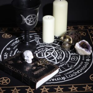 Paño de altar negro con la rueda del año: ocho fiestas paganas, zodiaco y triqueta central en plata, con cenefa de pentagramas dorados y flecos