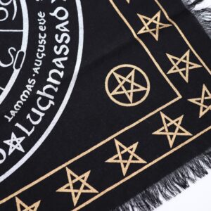 Paño de altar negro con la rueda del año: ocho fiestas paganas, zodiaco y triqueta central en plata, con cenefa de pentagramas dorados y flecos