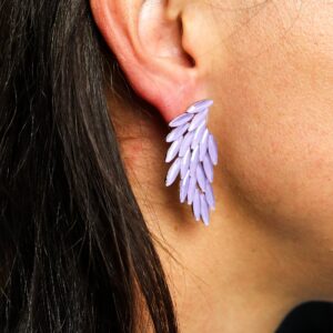 Pendientes en forma de ala de ángel con plumas finas de vidrio lavanda satinado, par en espejo
