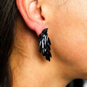 Pendientes alas de ángel de vidrio negro con plumas facetadas superpuestas