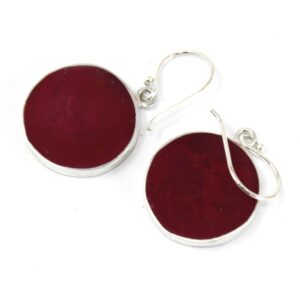 Pendientes redondos de plata con árbol de la vida calado sobre fondo rojo efecto coral