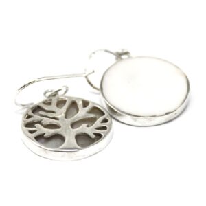 Pendientes redondos de plata con árbol de la vida calado sobre madre perla blanca