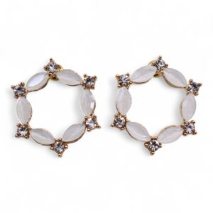 Pendientes de aro de vidrio blanco perla con seis brillos transparentes y montura dorada