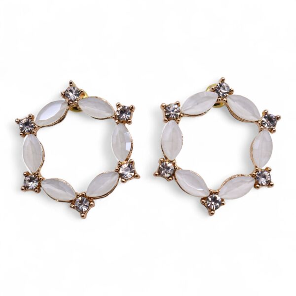 Pendientes de aro de vidrio blanco perla con seis brillos transparentes y montura dorada