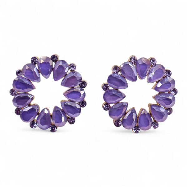 Pendientes de aro hechos de gotas de vidrio lavanda con brillos violeta y centro abierto
