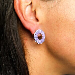 Pendientes de aro hechos de gotas de vidrio lavanda con brillos violeta y centro abierto
