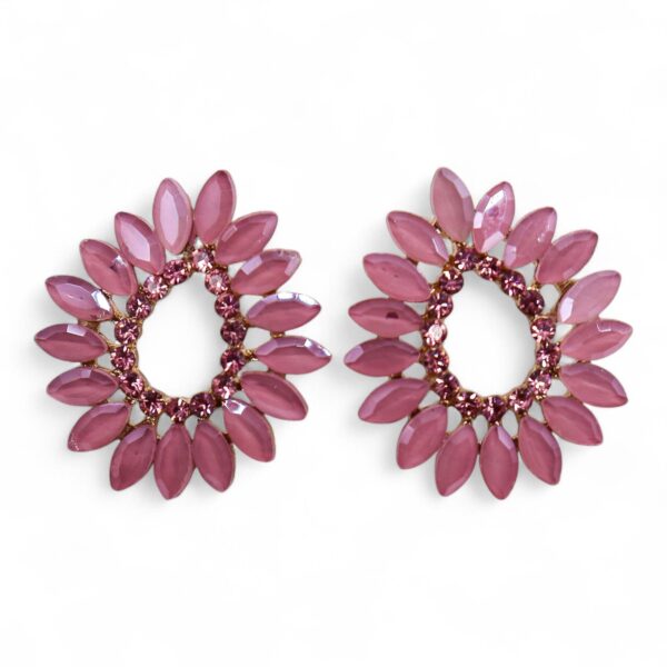 Pendientes de aro con pétalos de vidrio rosa malva en abanico y línea de brillos alrededor de un hueco en forma de gota