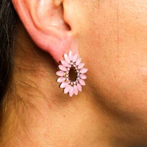 Pendientes de aro con pétalos de vidrio rosa malva en abanico y línea de brillos alrededor de un hueco en forma de gota
