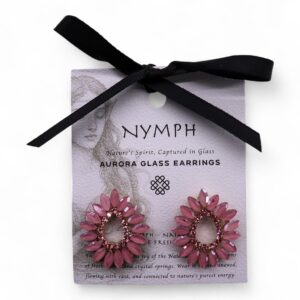 Pendientes de aro con pétalos de vidrio rosa malva en abanico y línea de brillos alrededor de un hueco en forma de gota