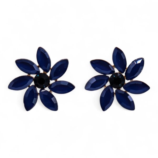 Pendientes de botón en forma de flor de ocho pétalos de vidrio azul con centro oscuro