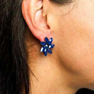 Pendientes de botón en forma de flor de ocho pétalos de vidrio azul con centro oscuro