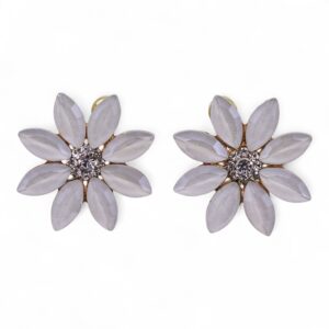 Pendientes en forma de flor de ocho pétalos de vidrio blanco perla con centro de brillos transparentes