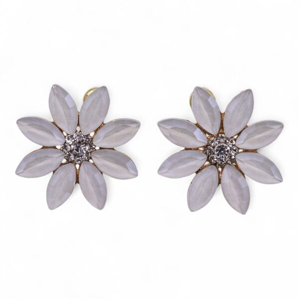 Pendientes en forma de flor de ocho pétalos de vidrio blanco perla con centro de brillos transparentes