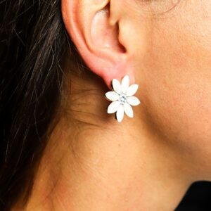 Pendientes en forma de flor de ocho pétalos de vidrio blanco perla con centro de brillos transparentes