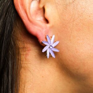 Pendientes flor estrella de ocho pétalos de vidrio lavanda en remolino con centro violeta