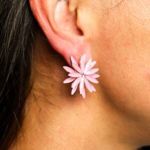 Pendientes flor de vidrio rosa con pétalos en punta en dos capas y centro dorado