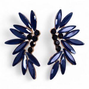 Pendientes en forma de hada con alas de vidrio azul facetado y cuerpo de brillos oscuros