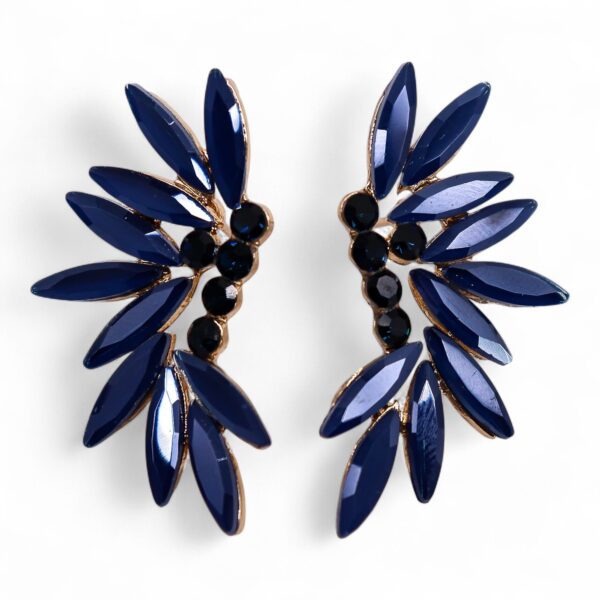 Pendientes en forma de hada con alas de vidrio azul facetado y cuerpo de brillos oscuros