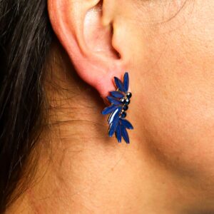 Pendientes en forma de hada con alas de vidrio azul facetado y cuerpo de brillos oscuros