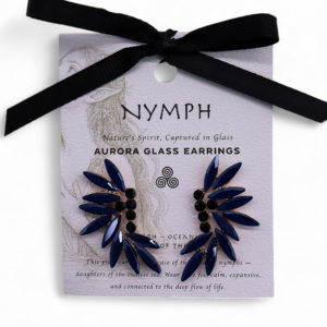Pendientes en forma de hada con alas de vidrio azul facetado y cuerpo de brillos oscuros